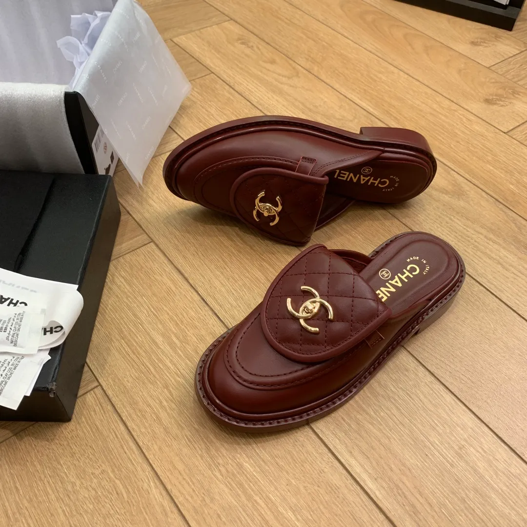 👟👟Ex-factory price 560👟👟 🍀 The official website is updated simultaneously with high version, CHANEL Chanel's new top-quality autumn shoes and slippers series in early spring____________ is a must-have hot item for fragrance families in spring and autumn, the goddess series, with the elegant and ladylike temperament of fragrance families, super attractive, irresistible, and exciting... ▪️The upper is imported cowhide/butter/patent leather, high-end and texture ➕Original molded hardware buckle ➕Electric embroidery ▪️The lining is imported lambskin, soft and comfortable ▪️Original molded version, Italian genuine leather outsole🇮🇹 ▪️Number of codes: 34-42 (34 40 41 42 is custom-made, non-refundable and non-exchangeable) Multiple colors are available, you can also place an order with the picture